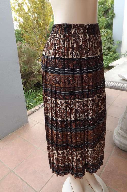 Good quality Woolworths permanently pleated 100% wash&wear polyester skirt in size 32/8.