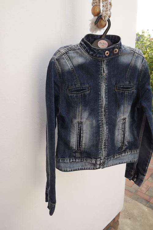 Legit denim bomber jacket in two tone blue.Size 30/32.High neckline and zipped front.100% cotton.Goo