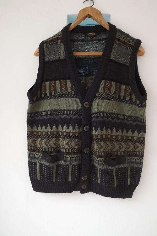 Men's sleeveless knitted button down cardigan in grey and beige.Size Medium by Lucky.Acrylic knit wi