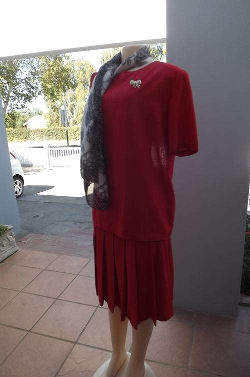 Pretty cherry red 2piece polyester outfit in size 36/12.Yoked skirt with knife pleats.Boxed top with