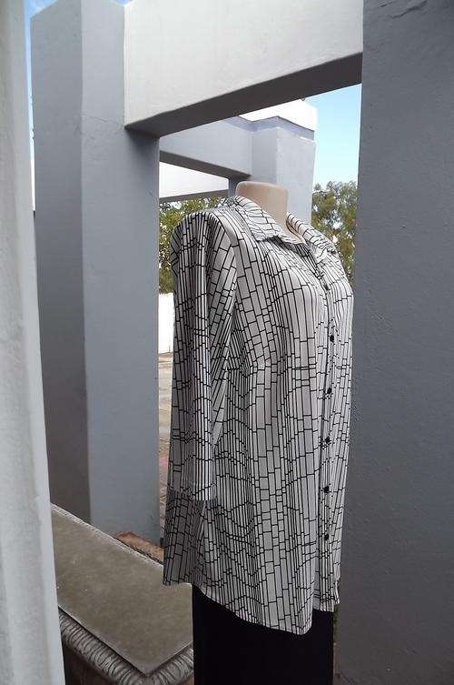Fabulous soft black and white criss cross patterned long top size 42/18 by Woolworths.Shirt collar