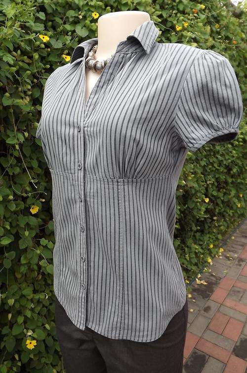 Grey striped stretch polyester capped sleeve top in size 32/8.Button down front with some gathering