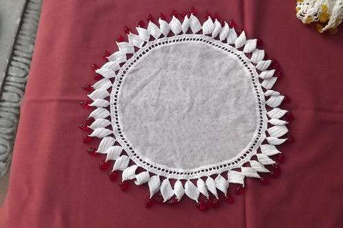 Tea doiley with netting inner and stunning crochet border with berry beads.Good condition.29 cm Diam