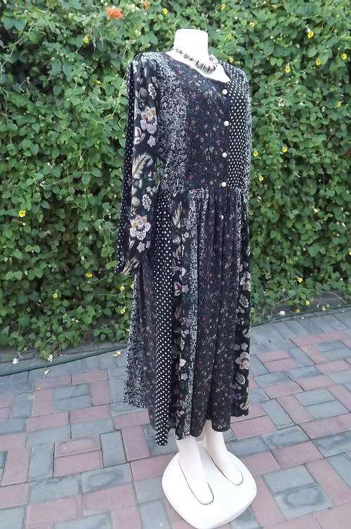 Country style floral printed long black dress in 100% viscose.Size 40/16.Long sleeves with elasticat