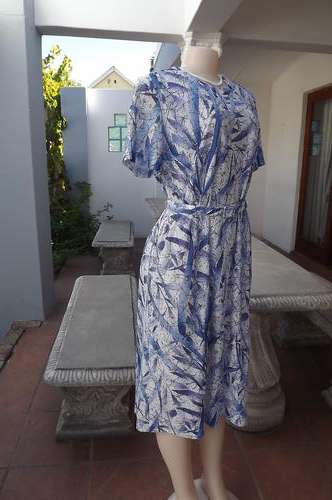 Beautiful soft white and blue printed shift dress by Nina in size 40/16.Rounded neckline and short