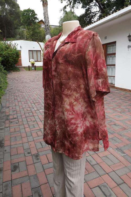 Autumn colour blouse in marbled pattern by Dianello size 42/18.Sheer polyester fabric.Button down fr
