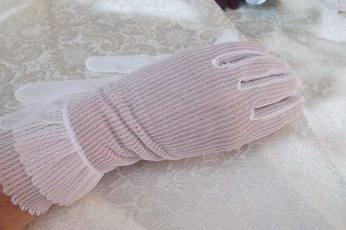 Sheer off white frilled gloves.Size 7.5.Suitable for wedding/special occasion.Very good condition