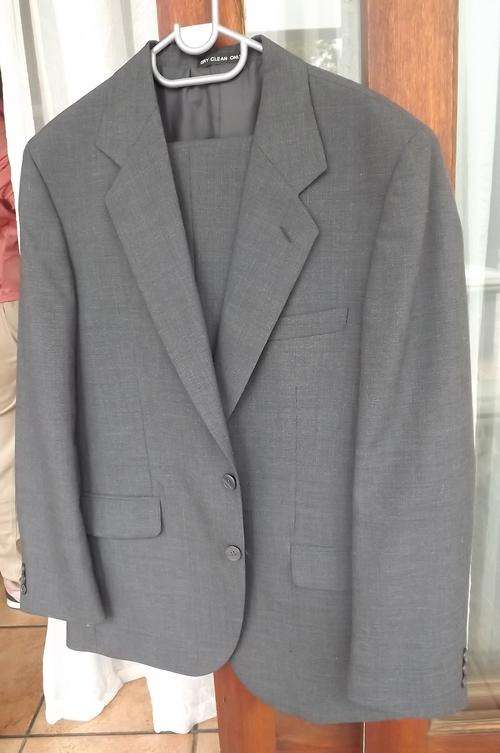 Charcoal grey Petrocelli mens 2piece suit.Pants in size 36R leg inner length 66cm from middle to sea