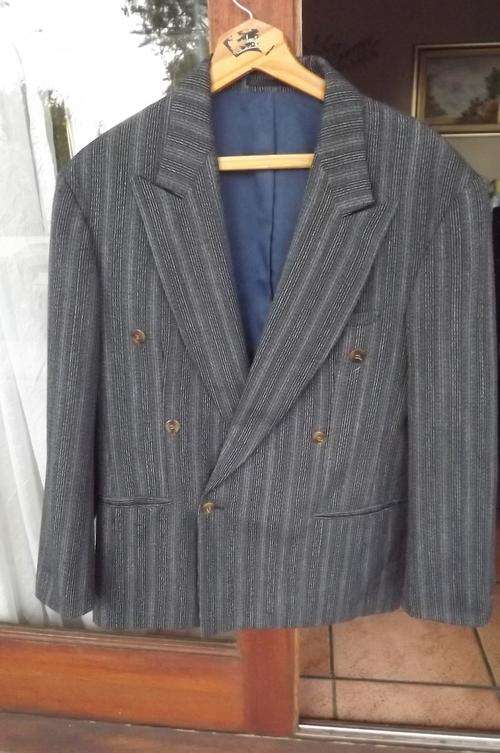 Double breast mens navy and grey vertically striped De Haviland jacket size 37 in excellent cond