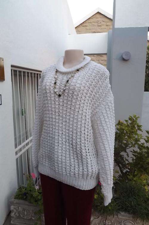 Beautiful bulky knit white hand knitted jersey with short poloneck.Size 40-42.Nicely done.Suitable f