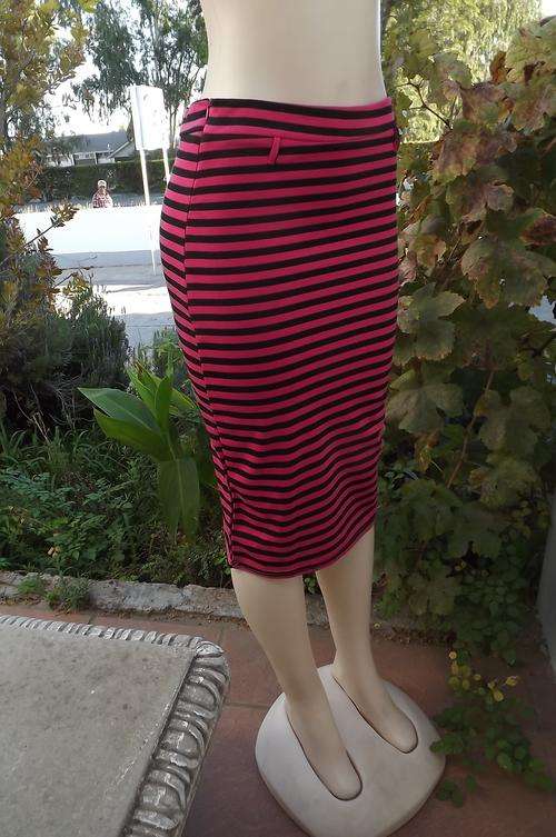 Chic body hugging horizontally pink and black stretch skirt by Nobility size 32/8.66%Cotton,34%Poly