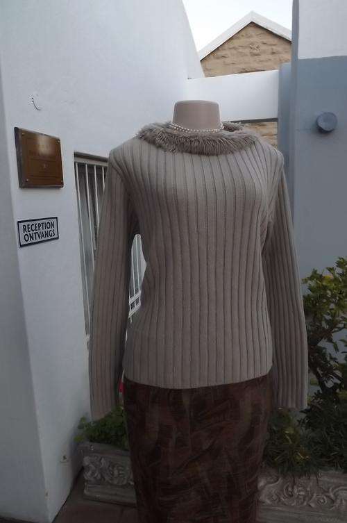 Beige 100% acrylic knit sweater in ribbed stitch by Casual American size 38/14.With rounded Faux Fur