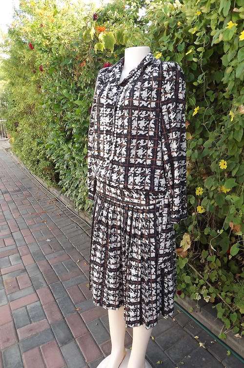 Beautiful navy&beige check 2 piece outfit by Nuwell Rosecraft size 34/10.Yoked skirt - knife pleats