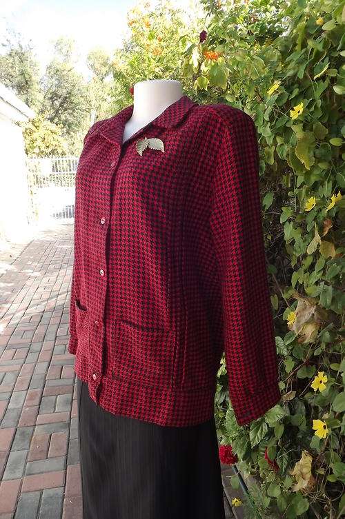 Brick and black hounds tooth patterned jersey zipped jacket by Penny C size 46/22.100% Acrylic.