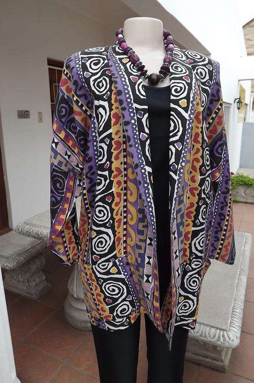Loose open 100% viscose jacket size 40/16 in vertical graphic print in purple,crimson,black&white