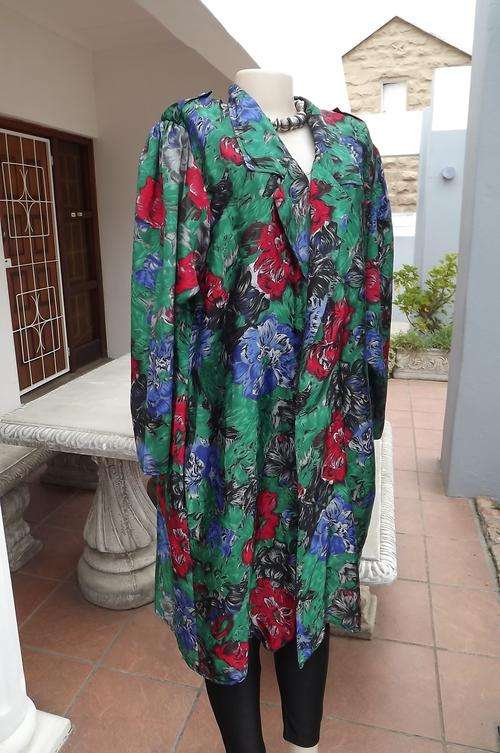 Silky green with blue&red floral pattern coat.Yoked gathered wide back.Size 44/20.One button on fron