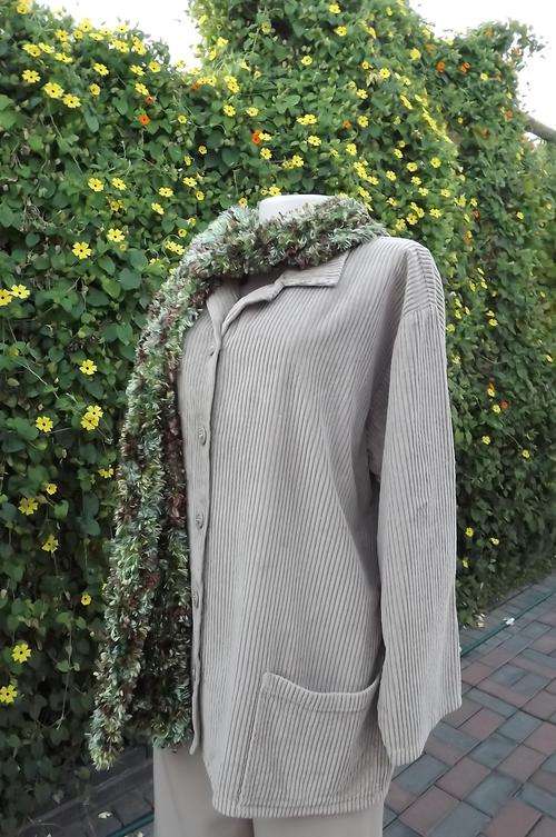 Beige boxy corderoy jacket.Front pockets.Size 42/18.Button down front.100% Cotton.Good condition