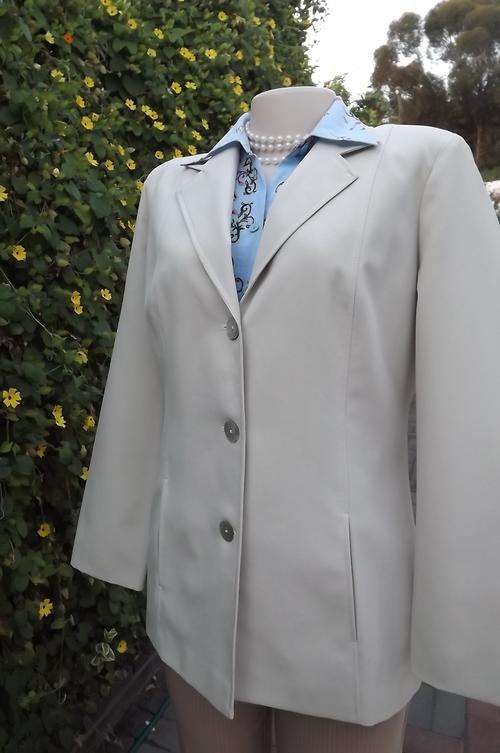 Very smart light beige Topics tailored jacket in 100% polyester.Size 34/10.Fully lined.As new.