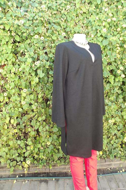 Extra long black top in ribbed stretch polyester.Size 40/16.Long slits at sides.Long sleeves.As new