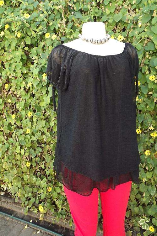 Black top with gathered rounded neckline in rayon/nylon stretch fabric size 36/12.In 2 layers with