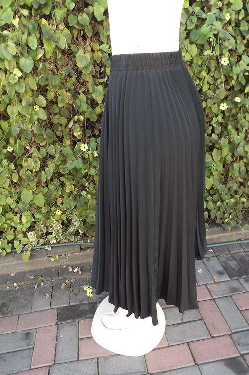 Beautiful black Merien Hall permanent pleated flare skirt size 34/10.100% Polyester fabric.Elasticat