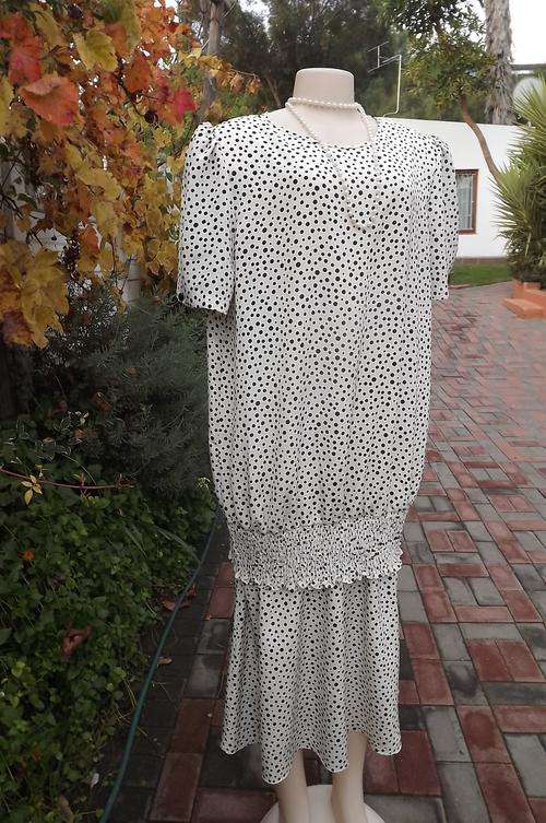 Cream vintage polkadot drop waist dress from Topics size 42/18.Wide elasticated band around hips.