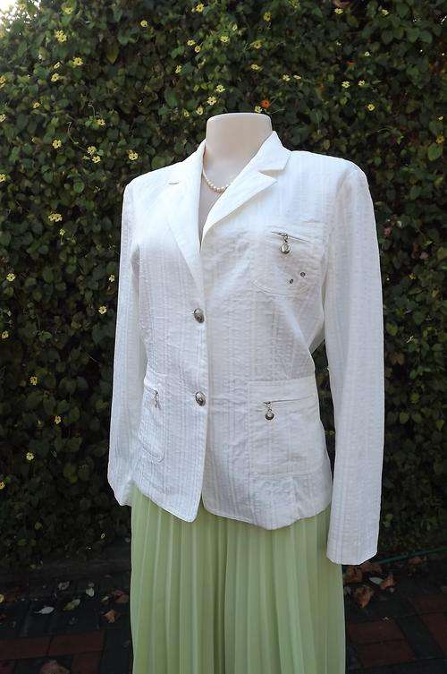 Cream summer jacket in poly cotton stretch fabric.Size 36/12.Beautiful embossed pattern on fabric.