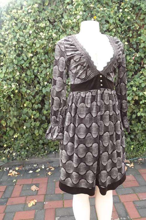 Pretty brown velvetine dress with beige pattern by Africa Taro in size 32/8.Very low front.Decorated