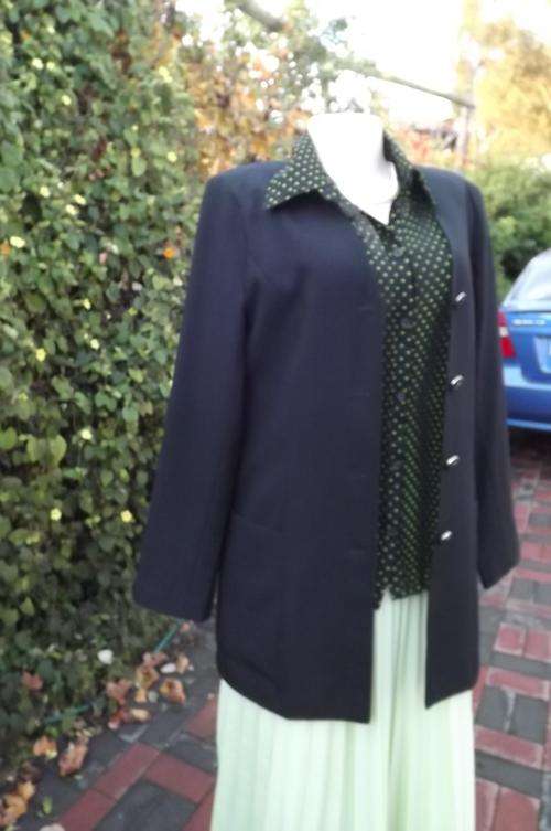 Long black tailored collarless jacket beautifully styled by Daytimers size 32/8.The office to dinner
