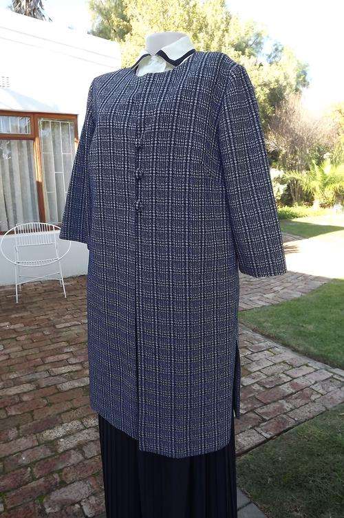 Extra long boutique made jacket without collar in navy&white check size 36/12.Elbow length sleeves.