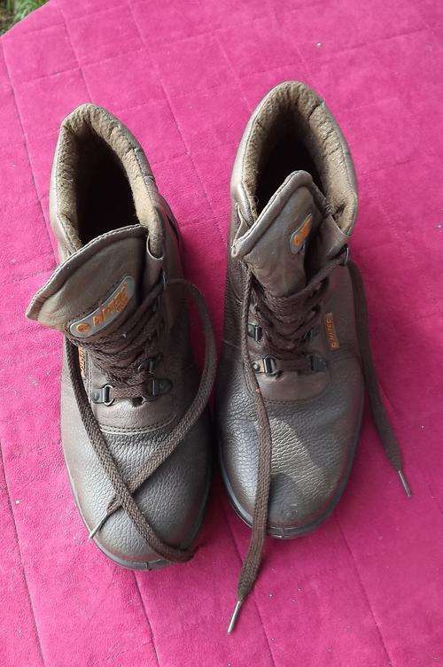 Pair of Hi-Tech shoes Akari in brown.Size 8.Solid Acid and Oil Resistant.Used but in good condition