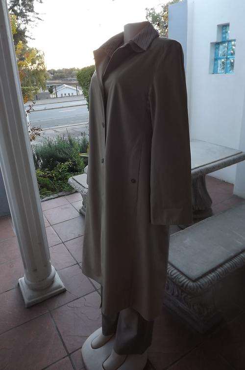 Amazing quality Louisodec beige ladies trench coat in size 38/14.65%Polyester 35%Cotton.As new