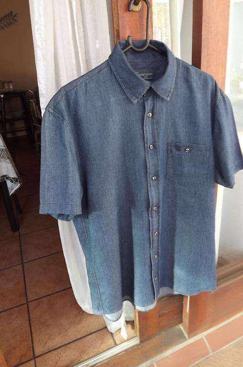 Excellent quality Dow Jones&Co blue denim short sleeve shirt size Medium.In 100% soft cotton.