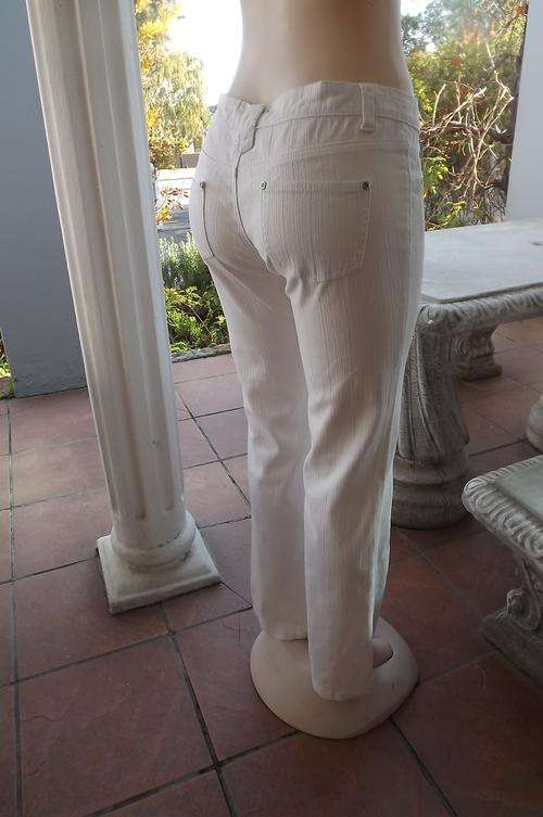 Beautiful in white!!Sexy straight legged with yoked waist size 32/8.In 97% cotton and 3% spandex.Low