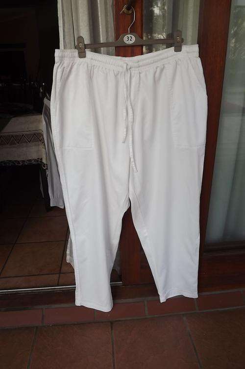 White Cabin Creek easy to wear 100% cotton pants.Size 50/26 with drawstring middle.Made in Banglades