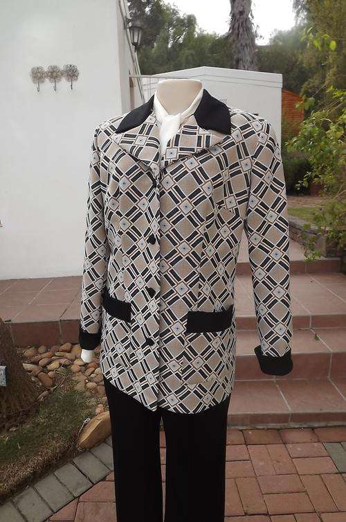 Crimplene Pant suit by Lovett size 14/38 - stunning condition! Black pants and printed jacket