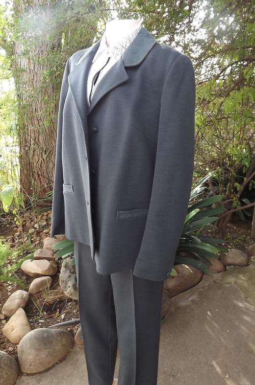 As new Spencer Hey 3 Piece  Pure New Wool Suit - size 18/42 - charcoal colour pants,skirt and jacket