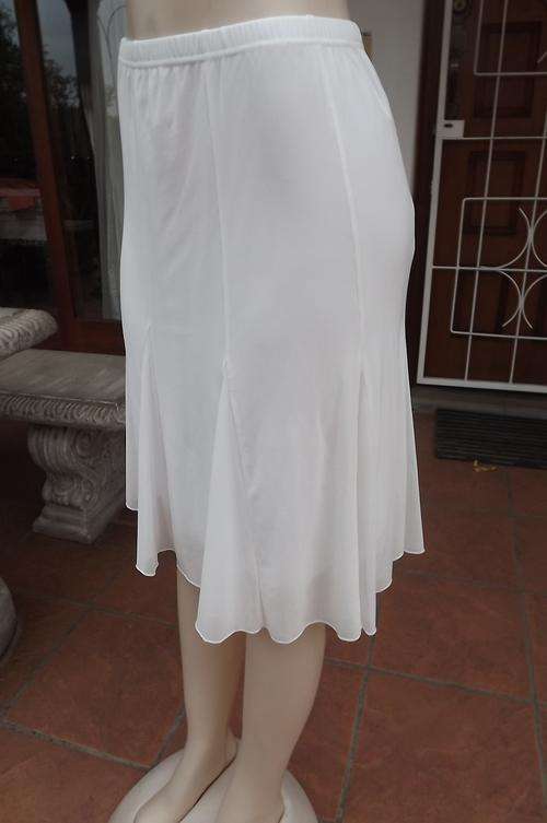 Pretty White Nylon lined skirt in size 34/10.By Wonder Woman . Knee length. As new.
