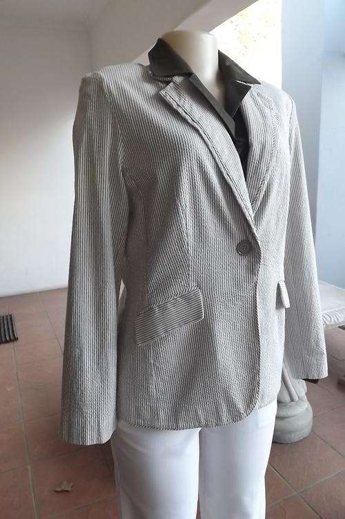 Absolute stunning jacket with see sucker look by Studio Woolworths size 36/12.97% Cotton 3% Elastane