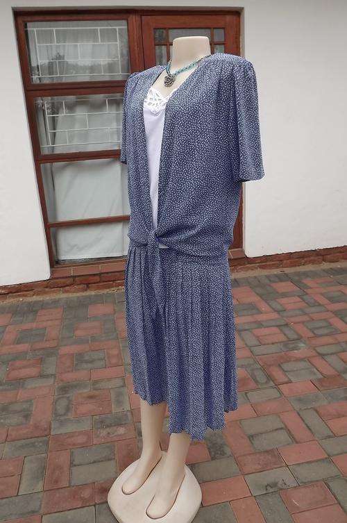 Vintage Delswa Royal blue/white open jacket and permanent pleated skirt size 38/14  good condition.