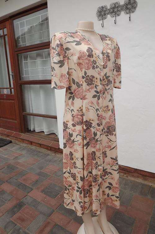 Vintage pastel peach 100% viscose dress by Foshini with darker shade roses size 42/18.Princess style