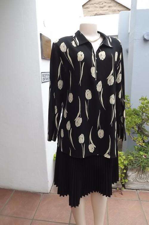 Stunning black 100% polyester top with beige tulips by Raoul size 42/20.Opening with short zip on fr