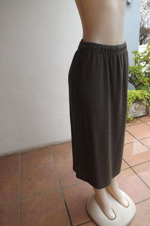 Medium brown tube skirt with elasticated middle,Ribbed polycotton fabric.Size 40/16 by Donna Claire.