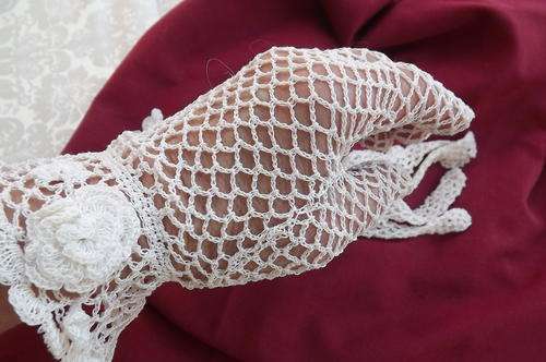 Pair of cream hand crochet gloves in size Medium for special occassion.Fine workmanship in good cond