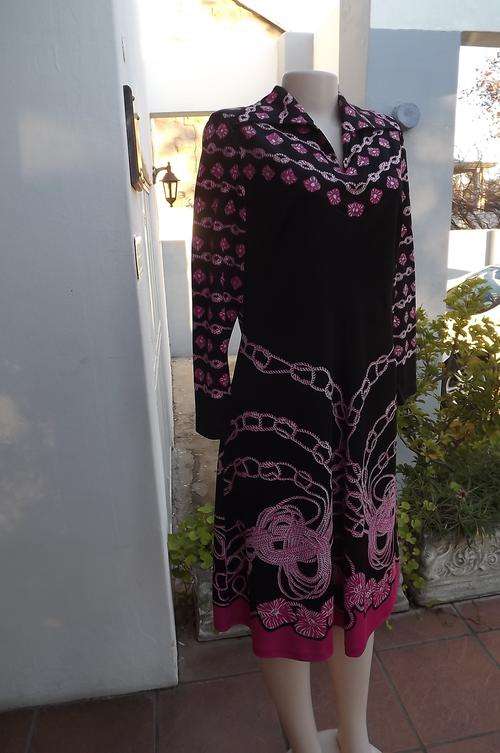 Stunning black long sleeve dress with pink cable pattern from Italy size 36/12.Stretch polyester.