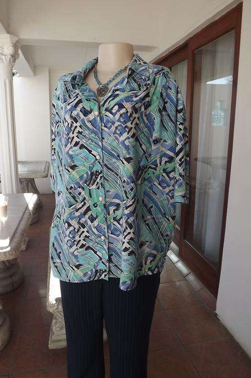 Cool Viscose Shirt in Blues & White pattern - Pleats on front yoke in size 20/44- good condition
