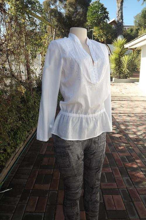 Romantic Snow White 100% Cotton Top in size 8/32 by Red. Embellishment on the front - as new
