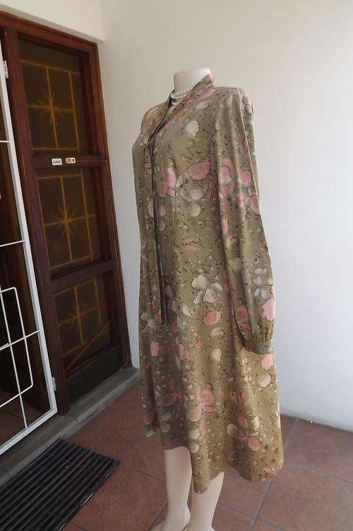 Pretty olive green vintage dress with peachy pattern by Helenel size 42/18 in Princess style.