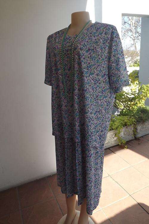 Beautiful silky polyester vintage dress in small blue/purple floral pattern size 44/20.In as new con