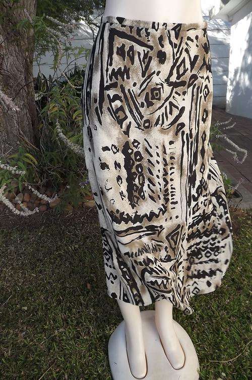 Animal print Merien Hall A line polyester skirt in size 34/10.Thin banded middle with zip at back.